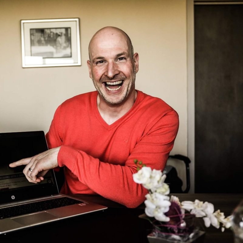 Tom Bijnens montrant du doigt son site internet Project et vous sur un ordinateur