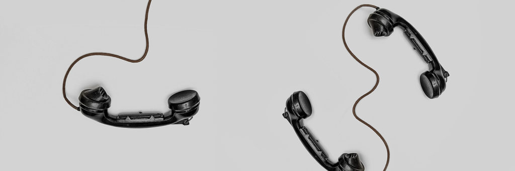 3 cornets de téléphones noirs avec fils