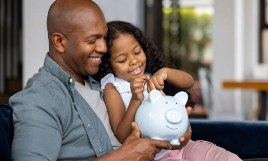 Papa qui apprend déjà à sa fille comment faire des écnonomies