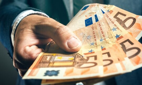 Une main qui tends des billets de 50€