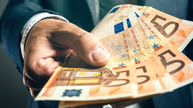 Une main qui tends des billets de 50€